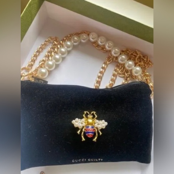 Gucci Guilty Beauty Cometic Pouch with brooch, pearl handle and chain - Picture 6 of 8